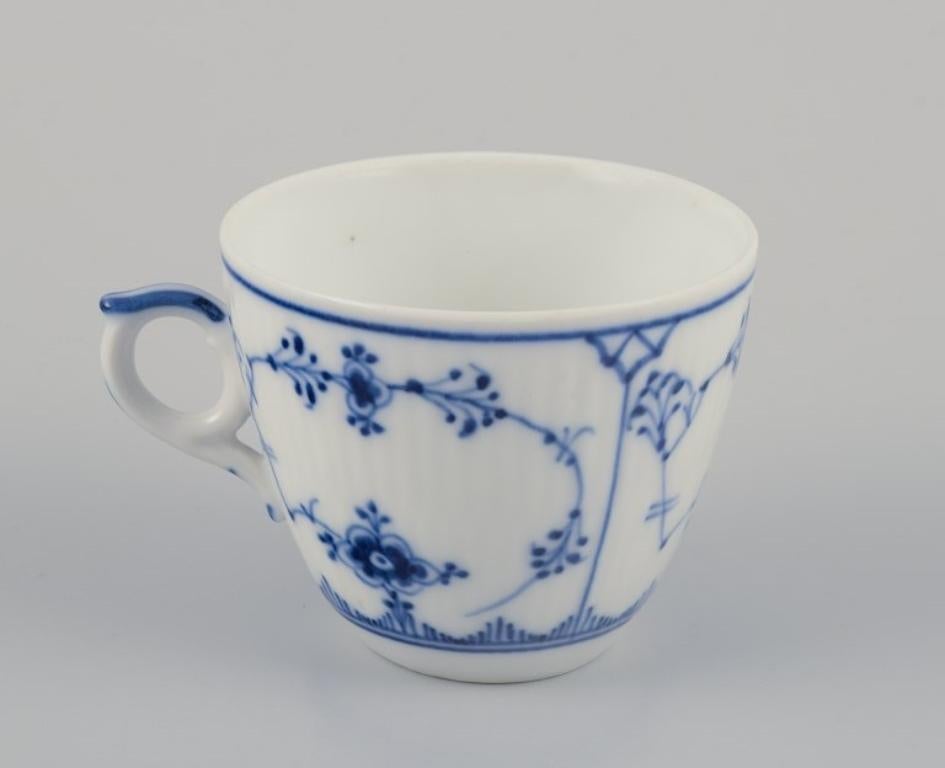 Royal Copenhagen Azul Liso Acanalado. Juego de cuatro tazas y platillos de café. Glaseado en venta