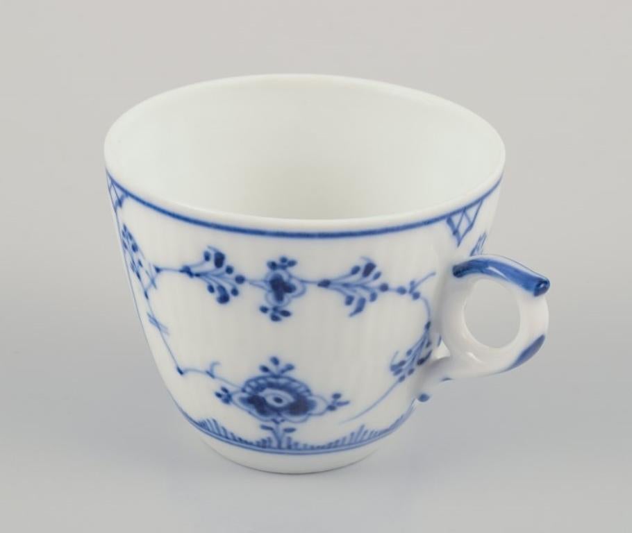 Royal Copenhagen Azul Liso Acanalado. Juego de cuatro tazas y platillos de café. mediados del siglo XX en venta