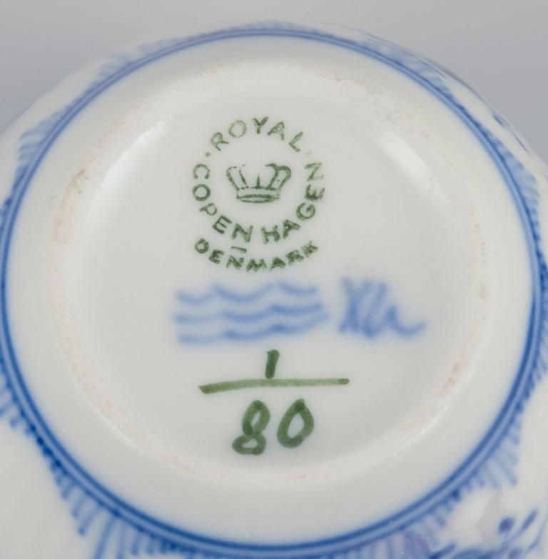 Royal Copenhagen Azul Liso Acanalado. Juego de cuatro tazas y platillos de café. en venta 2
