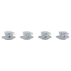 Royal Copenhagen Blue Fluted Plain. Ensemble de quatre tasses à café avec soucoupes