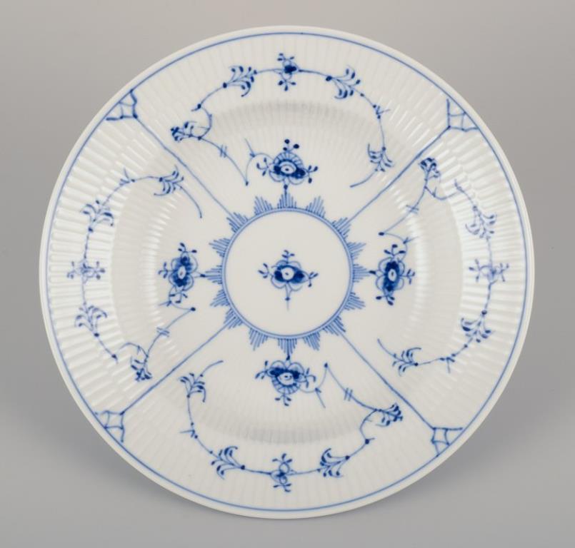 Royal Copenhagen Azul Liso Acanalado. Juego de cuatro platos hondos de porcelana.
1/167.
Fechas: 1960-1961
Marcado.
En perfecto estado.
Tercera calidad de fábrica.
Dimensiones: 23,5 cm x 5,0 cm.