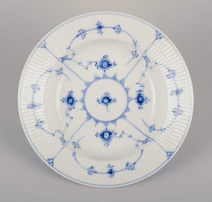 Royal Copenhagen Azul Liso Acanalado. Juego de cuatro platos hondos de porcelana. Pintado a mano