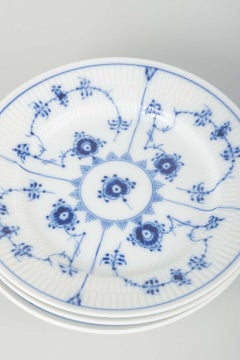 Royal Copenhagen Blue Fluted Plain. Ensemble de quatre assiettes en porcelaine. Fin du 20e siècle.