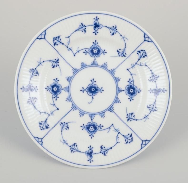 Royal Copenhagen Azul Acanalado Liso, juego de siete platos para tarta de porcelana pintada a mano.
Model No. 1/181.
Datación: Hacia 1930.
En perfecto estado.
Firmado.
Primera calidad de fábrica.
Dimensiones: 15,5 cm.