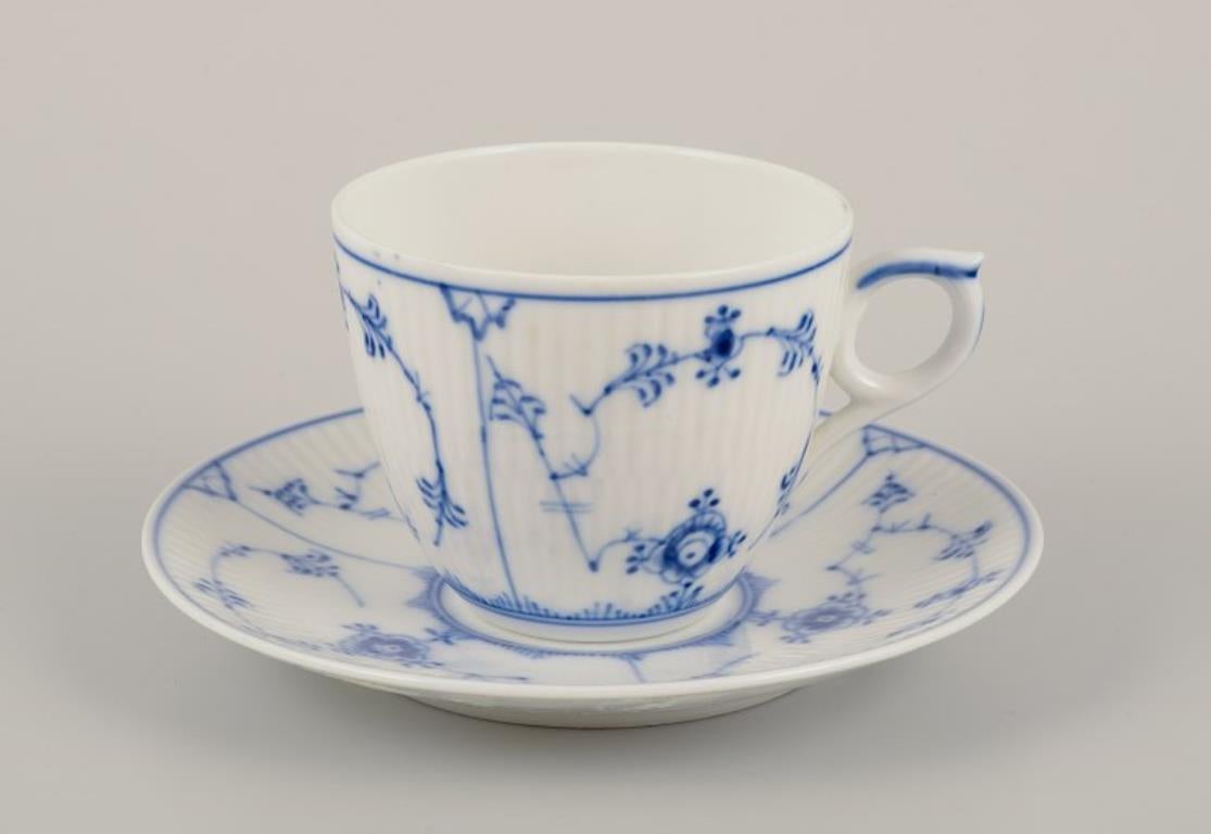 Royal Copenhagen Blau geriffelte Plain.
Set aus sechs Kaffeetassen mit passenden Untertassen.
Modellnummer 1/2162.
Datierung: 1950er/1960er Jahre.
Markiert.
Vier Tassen in erster Werksqualität. Zwei Tassen in dritter Fabrikqualität.
Eine Untertasse