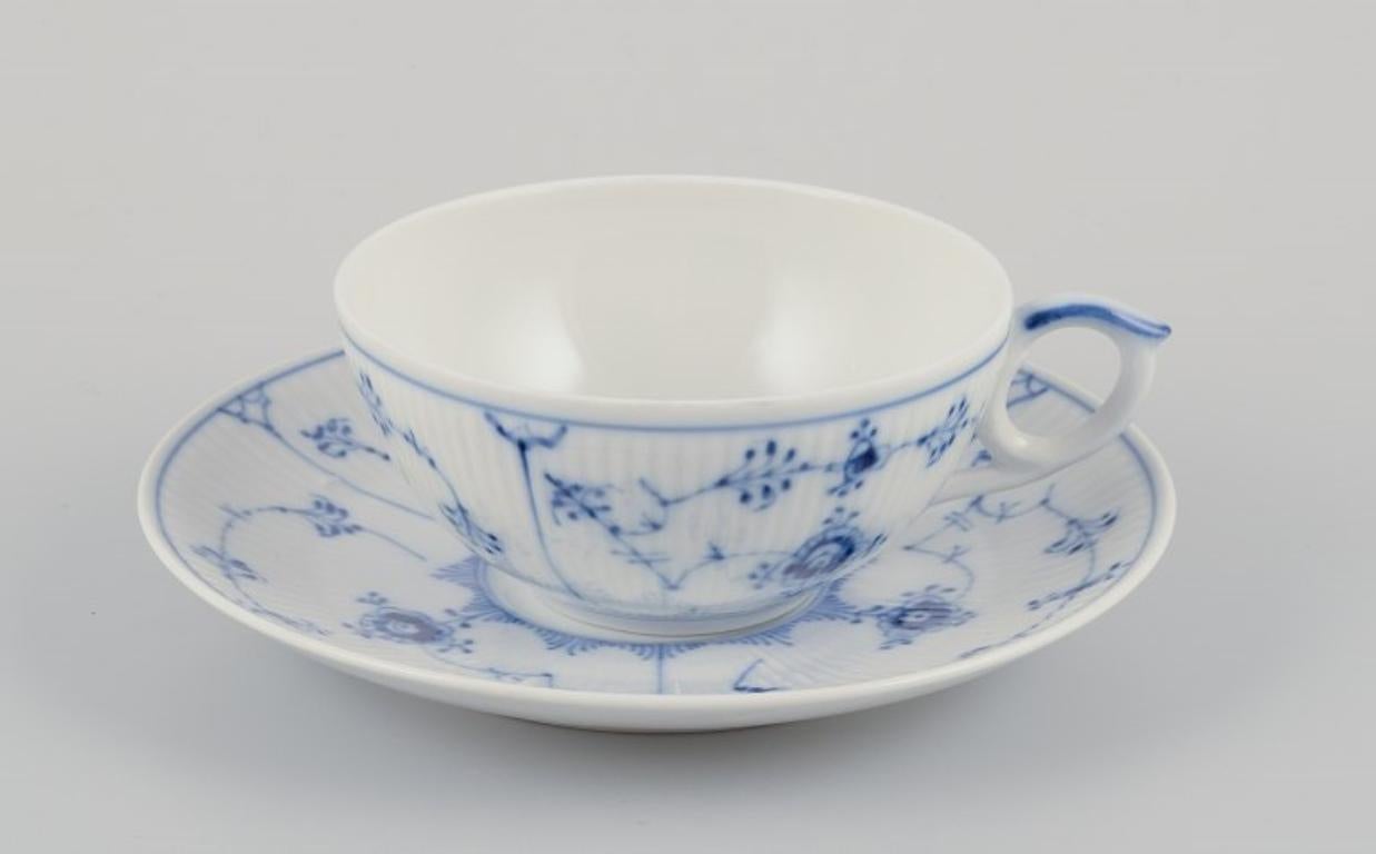 Royal Copenhagen Blau geriffelte Plain.
Ein Satz von drei Teetassen mit Untertassen.
Modell 1/76.
Datierung: ca. 1930 und 1967
Markiert.
Zweite Fabrikqualität.
In perfektem Zustand.
Tasse: Durchmesser 10,0 cm ohne Henkel x Höhe 4,5 cm.
Untertasse: