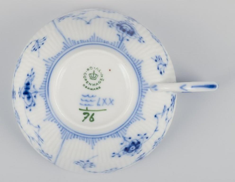 Royal Copenhagen Blau geriffelte Plain. Set aus drei Teebechern mit Untertassen. (Ende des 20. Jahrhunderts) im Angebot
