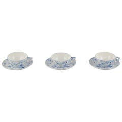 Royal Copenhagen Blue Fluted Plain. Ensemble de trois tasses à thé avec soucoupes