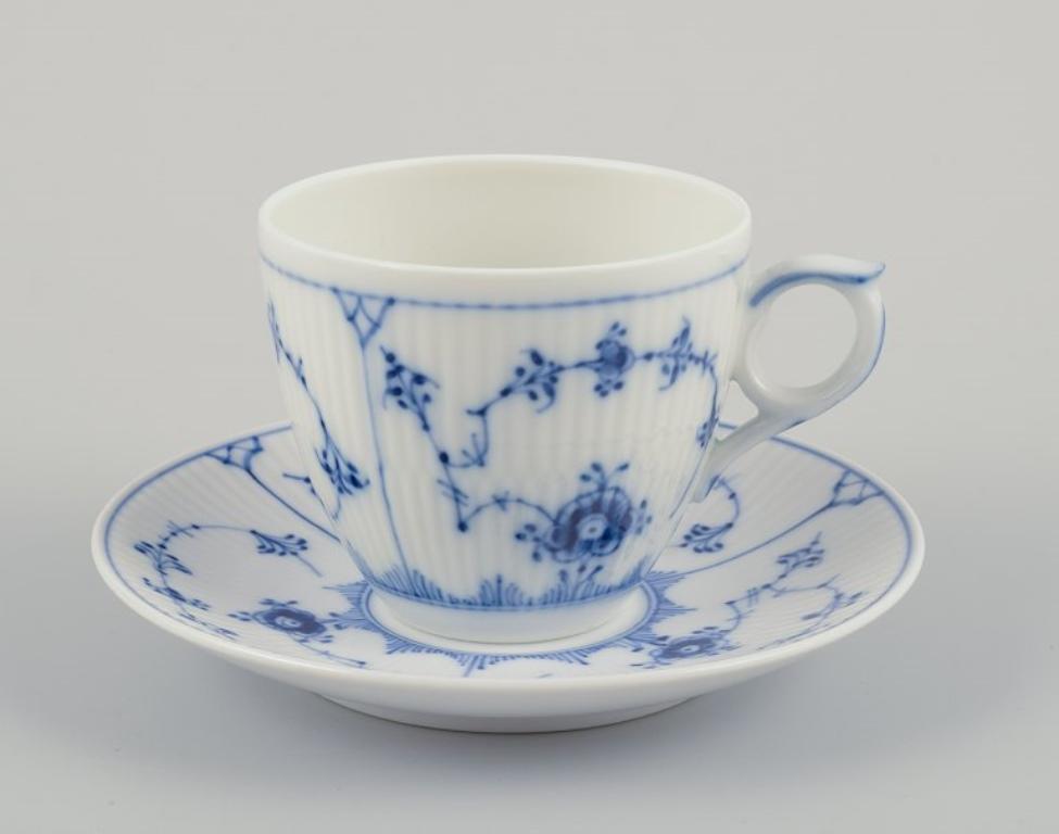 Royal Copenhagen Blue Fluted Plain.
Sei tazze da caffè con piattini.
Numero di modello 1/2162.
Datazione: 1975-1979.
Contrassegnato.
Prima qualità di fabbrica.
Condizioni perfette.
Tazza: Diametro 7,7 cm senza manico x Altezza 6,0 cm.
Piattino: 13,5