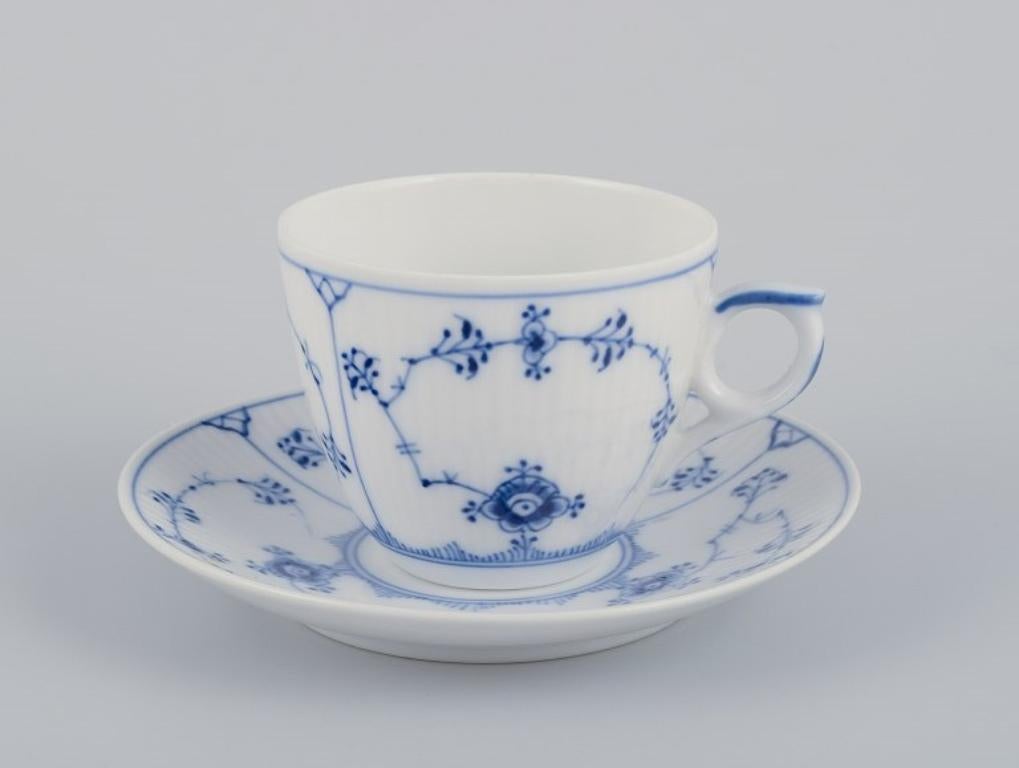 Royal Copenhagen Blue Fluted Plain.
Six tasses à café en porcelaine avec soucoupes.
Numéro de modèle : 1/2162.
Datation : 1930s.
Marqué.
Première, deuxième et troisième qualité d'usine.
Parfait état.
Tasse : Diamètre 7,7 cm sans anse x Hauteur 6,0