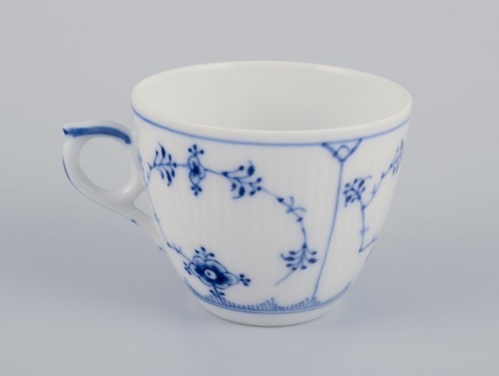 Peint à la main Royal Copenhagen Blue Fluted Plain. Six tasses à café avec soucoupes en porcelaine en vente