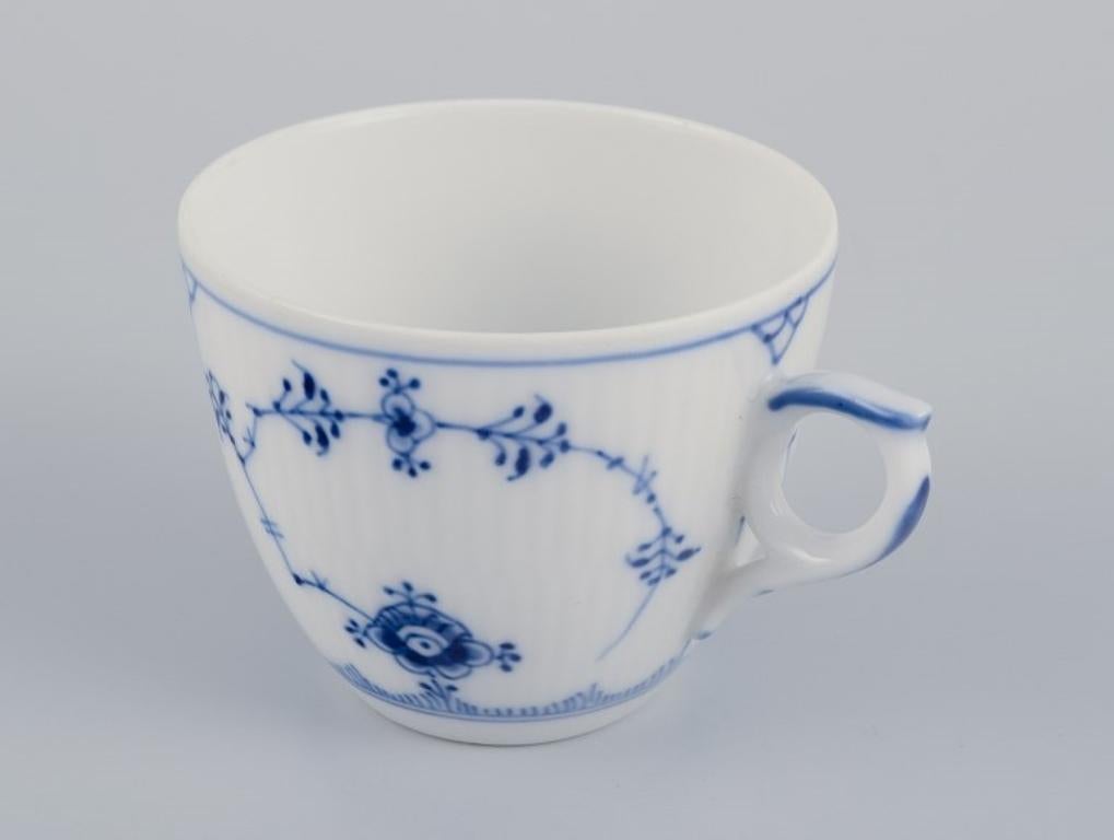 Milieu du XXe siècle Royal Copenhagen Blue Fluted Plain. Six tasses à café avec soucoupes en porcelaine en vente