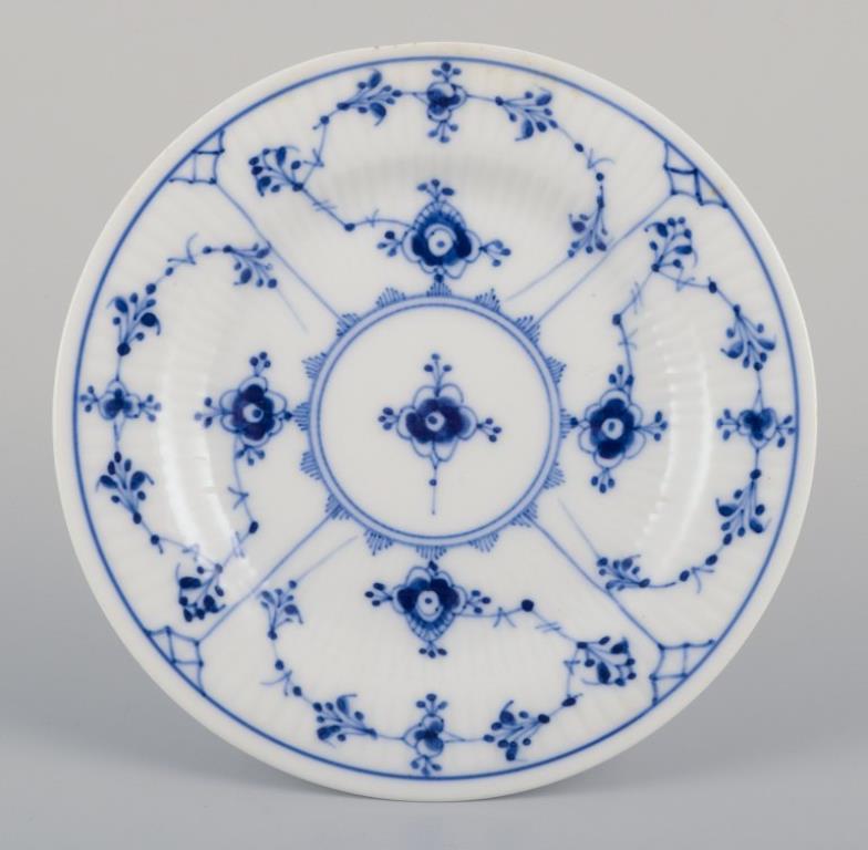 Royal Copenhagen Azul Liso Acanalado. Seis platos de porcelana.
Tres placas modelo 1/181.
Dos placas modelo 1/182.
Un plato en porcelana de restaurante modelo 1/331.
Principios del siglo XX.
Marcado.
En perfecto estado.
Cinco placas en primera