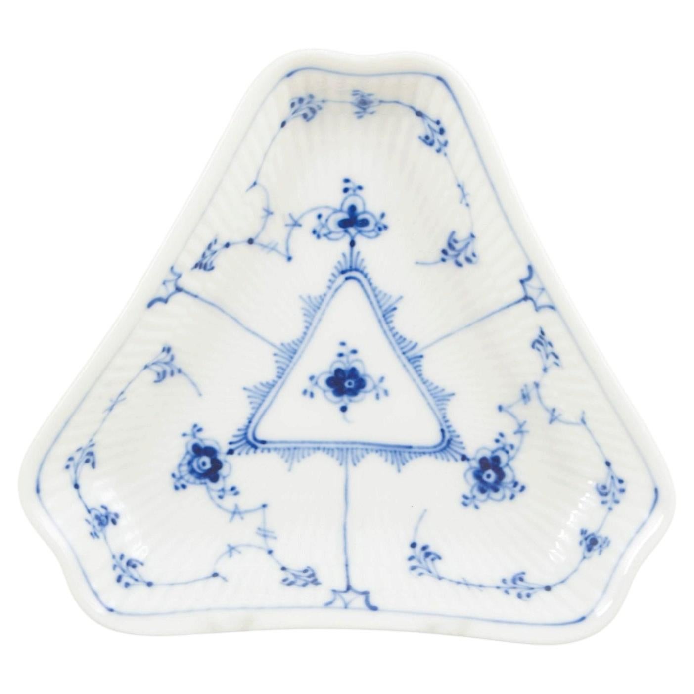 Royal Copenhagen Azul Liso Acanalado. Platito triangular de porcelana, 1965