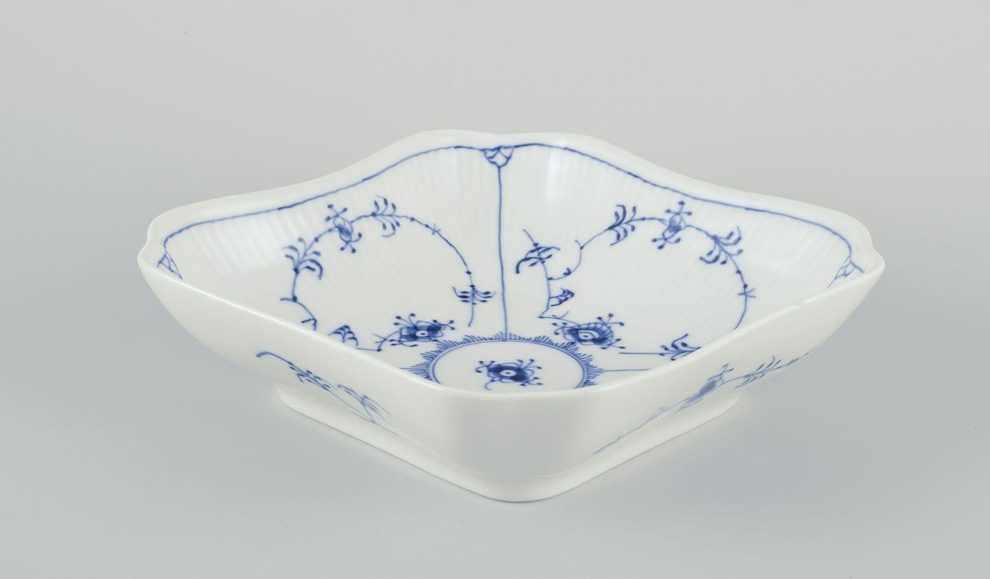 Royal Copenhagen Blau geriffelte Plain. Quadratische Porzellanschale. 1969-1974 (Dänisch) im Angebot