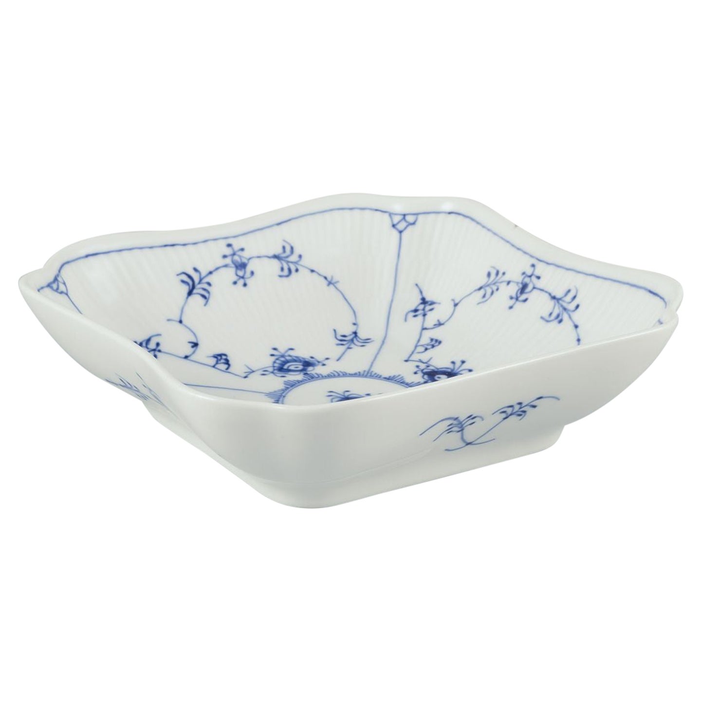Royal Copenhagen Azul Liso Acanalado. Cuenco cuadrado de porcelana. 1969-1974 en venta