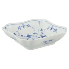 Royal Copenhagen Blue Fluted Plain. Coupe carrée en porcelaine. 1969-1974