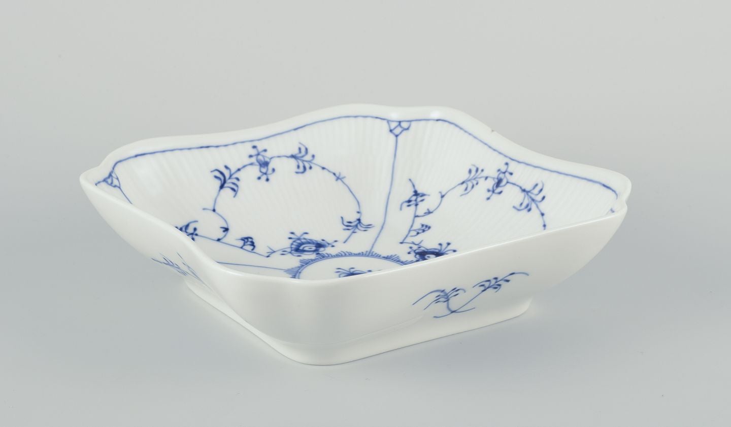Royal Copenhagen Blau geriffelte Plain. Quadratische Porzellanschale. 1969-1974 im Angebot