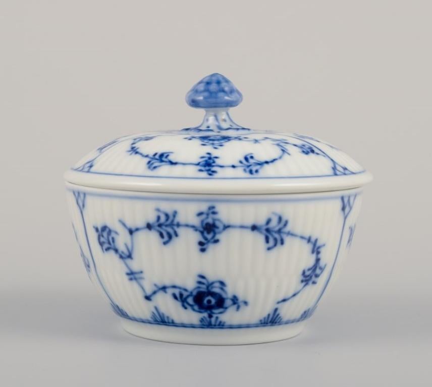 Royal Copenhagen Blue Fluted Plain sugar bowl in porcelain.
Model 1/239.
Dating: 1965.
Perfect condition.
Marked.
First factory quality.
Dimensions: D 9.0 cm x H 7.2 cm.