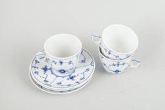 Royal Copenhagen Blue Fluted Plain. Tre tazze da caffè con piattini. Inizio del XX secolo