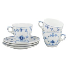 Royal Copenhagen Blue Fluted Plain. Tre tazze da caffè con piattini. Inizio del XX secolo