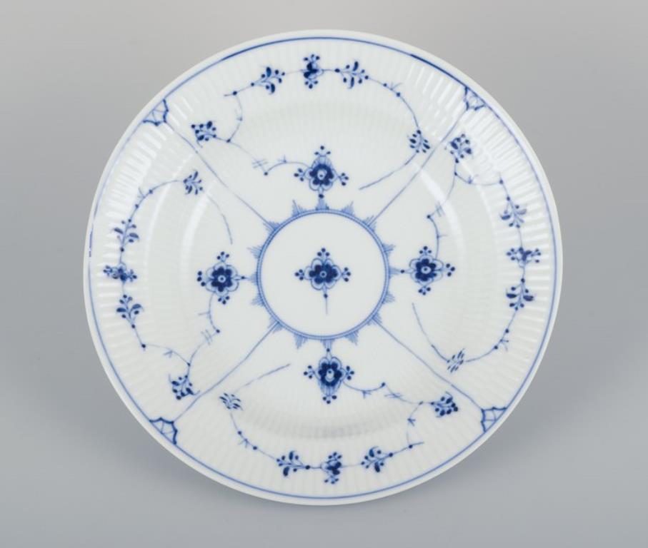 Royal Copenhagen Azul Liso Acanalado. Tres platos hondos de porcelana.
Model No: 1/165
Fechado: 1954
Una placa en primera calidad. Dos en tercera calidad.
En perfecto estado.
Marcado.
Dimensiones: P 24,5 cm. x A 5,0 cm.