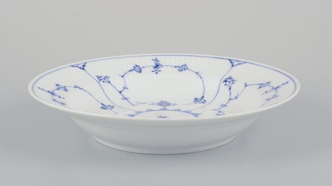 Royal Copenhagen Azul Liso Acanalado. Tres platos hondos de porcelana. mediados del siglo XX en venta