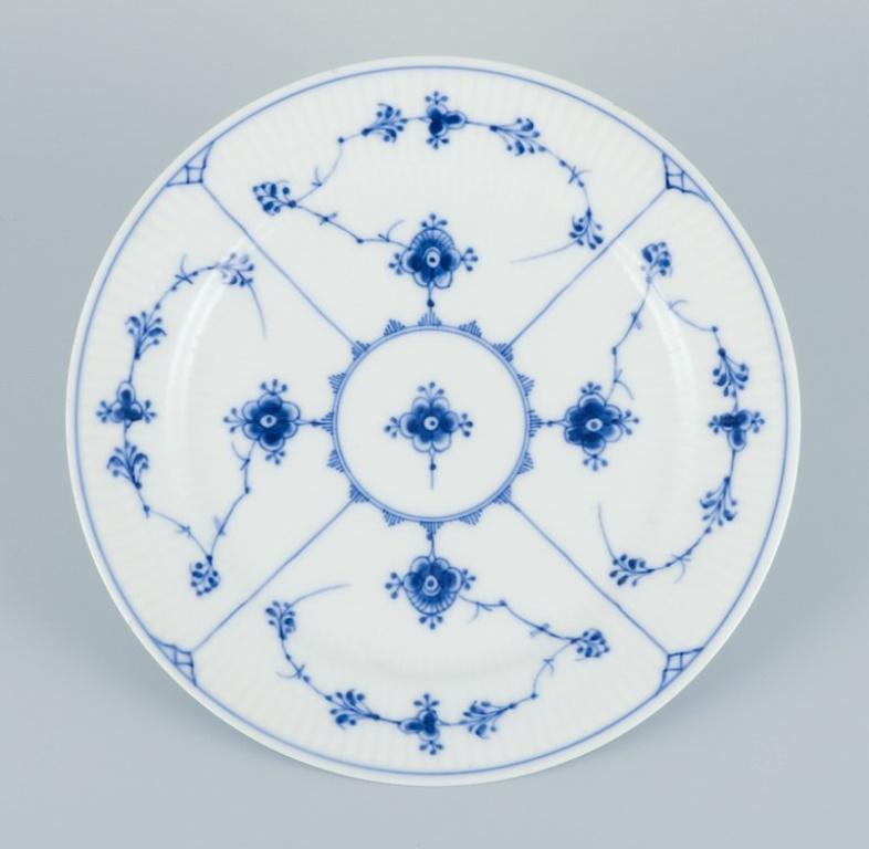 Royal Copenhagen, Blue Fluted Plain. Three dinner plates in porcelain.
Early 1900s.
Model 1/183.
First factory quality.
Perfect condition.
Marked.
Dimensions: Diameter 24.7 cm.