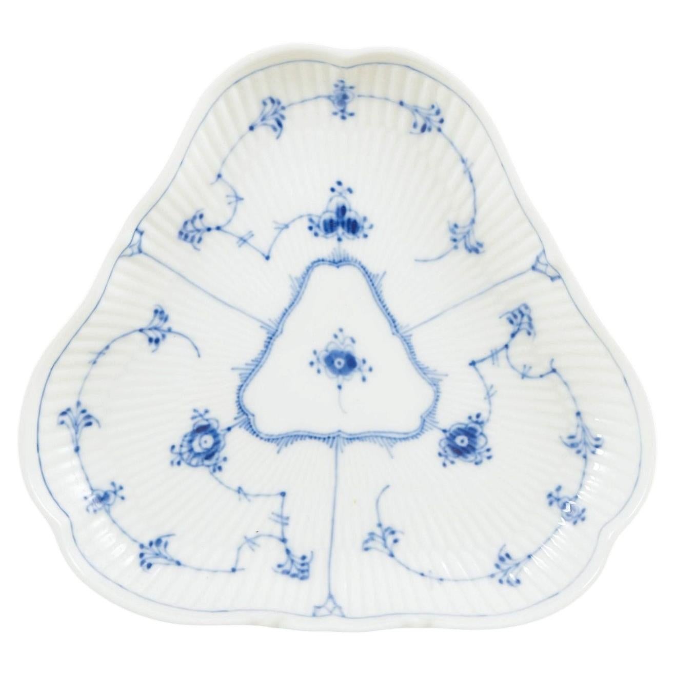Royal Copenhagen. Plato triangular de porcelana de la colección «Blue Fluted Plain». 1965