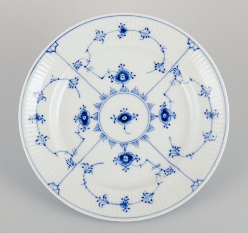 Royal Copenhagen Blue Fluted Plain, two lunch plates in porcelain.
Model number 1/177.
Dating: 1967-1968.
In perfect condition.
First factory quality.
Dimensions: Diameter 22.5 cm x Height 3.3 cm.