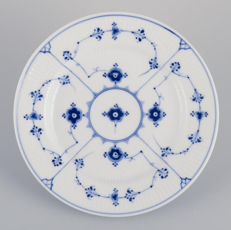 Royal Copenhagen Blue Fluted Plain. Two plates in porcelain.
Model number 1/179.
Dating: 1930s.
Marked.
Perfect condition.
First factory quality.
Dimensions: Diameter 19.2 cm.