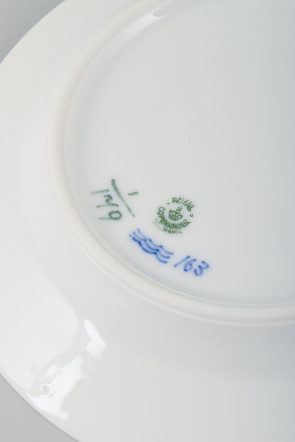 Royal Copenhagen Blau geriffelte Plain. Zwei kleine Speiseteller aus Porzellan. (Mitte des 20. Jahrhunderts) im Angebot