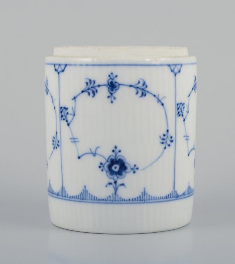 Royal Copenhagen cannelé bleu Rare pot à thé en porcelaine, couvercle manquant.
Modèle : 1/2101.
Début des années 1900.
Marqué.
Première qualité d'usine.
En parfait état.
Dimensions : H 10,2 cm x P 8,1 cm : H 10,2 cm x P 8,1 cm.