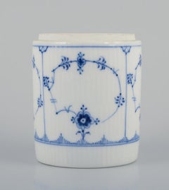 Royal Copenhagen Blue Fluted. Rare tea jar in porcelain. Early 19th C.