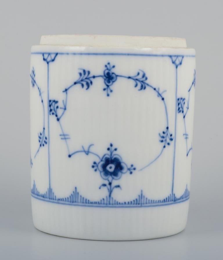 XIXe siècle Royal Copenhagen cannelé bleu Rare pot à thé en porcelaine. Début du 19ème siècle. en vente