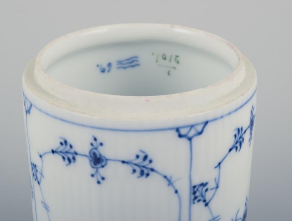 Porcelaine Royal Copenhagen cannelé bleu Rare pot à thé en porcelaine. Début du 19ème siècle. en vente