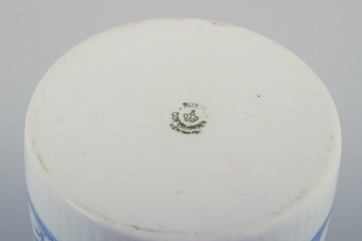 Royal Copenhagen cannelé bleu Rare pot à thé en porcelaine. Début du 19ème siècle. en vente 2