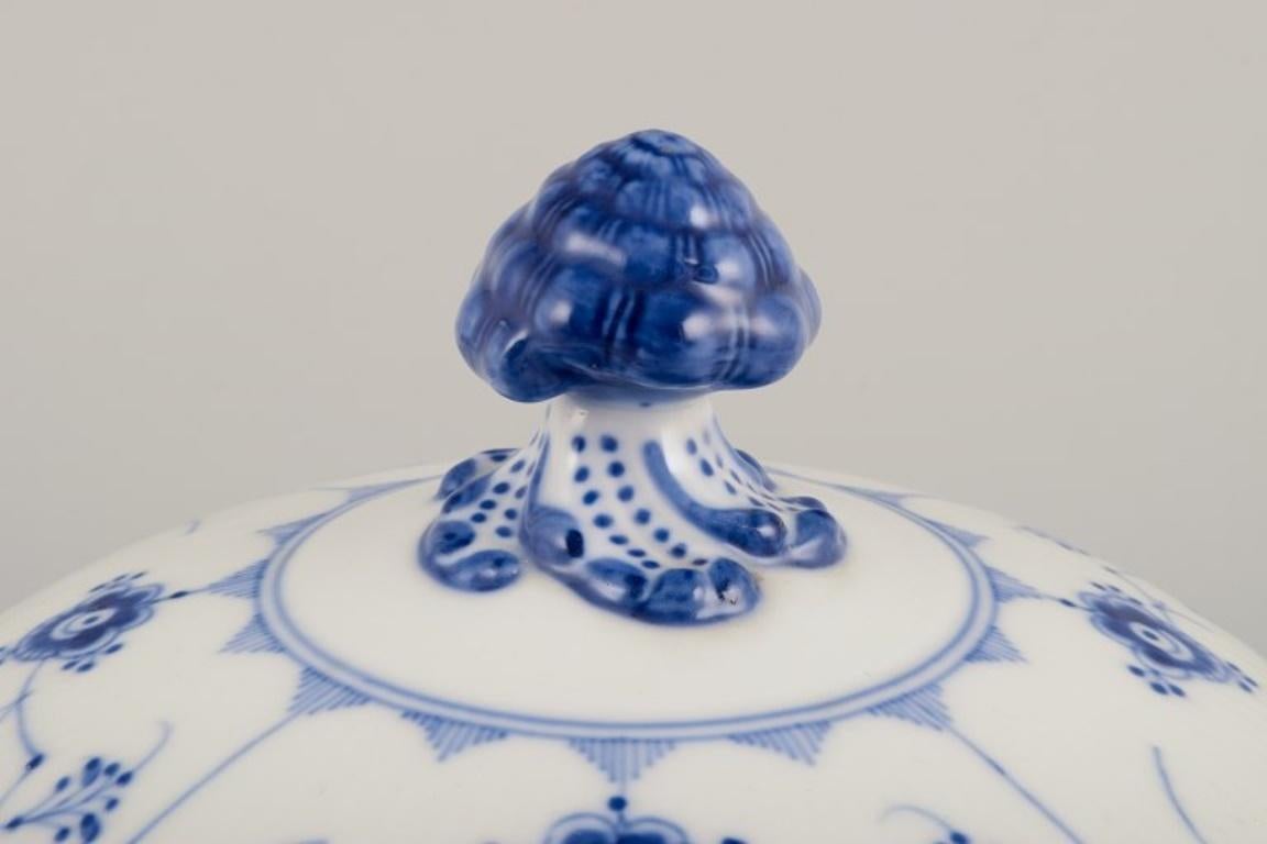 Royal Copenhagen Blau Geriffelte, runde Terrine mit Deckel. Frühe 1900er Jahre. 1