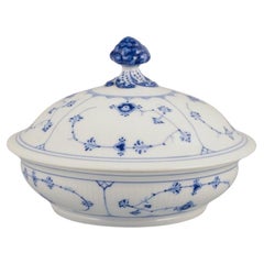 Royal Copenhagen Blau Geriffelte, runde Terrine mit Deckel. Frühe 1900er Jahre.