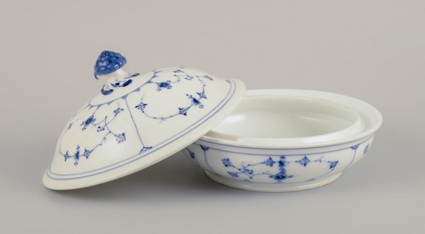 Royal Copenhagen Azul Acanalado, sopera redonda con tapa, de porcelana.
Aproximadamente desde 1820.
Marcado.
Primera calidad de fábrica.
En buen estado, con una restauración antigua en el borde inferior (ver foto). Manchas de hierro típicas de la
