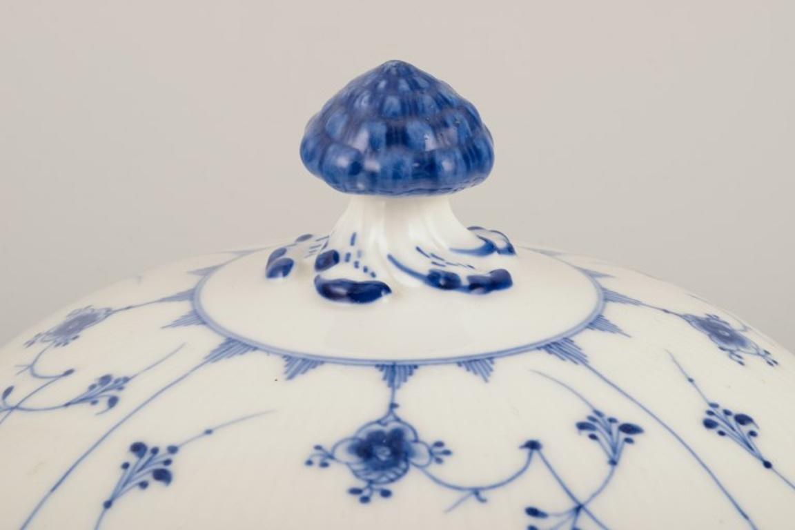 Royal Copenhagen Azul Sopera acanalada con tapa redonda de porcelana. Glaseado en venta