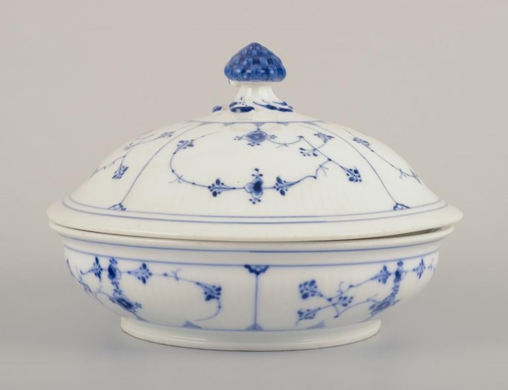 Royal Copenhagen Azul Sopera acanalada con tapa redonda de porcelana. principios del siglo XIX en venta