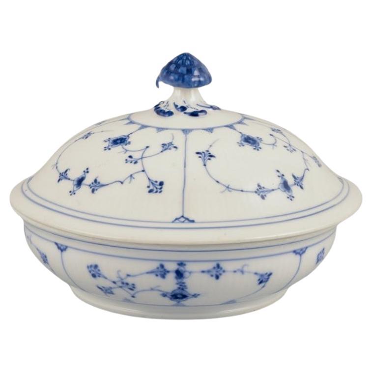 Royal Copenhagen Blue Zuppiera con coperchio rotondo e scanalato in porcellana.