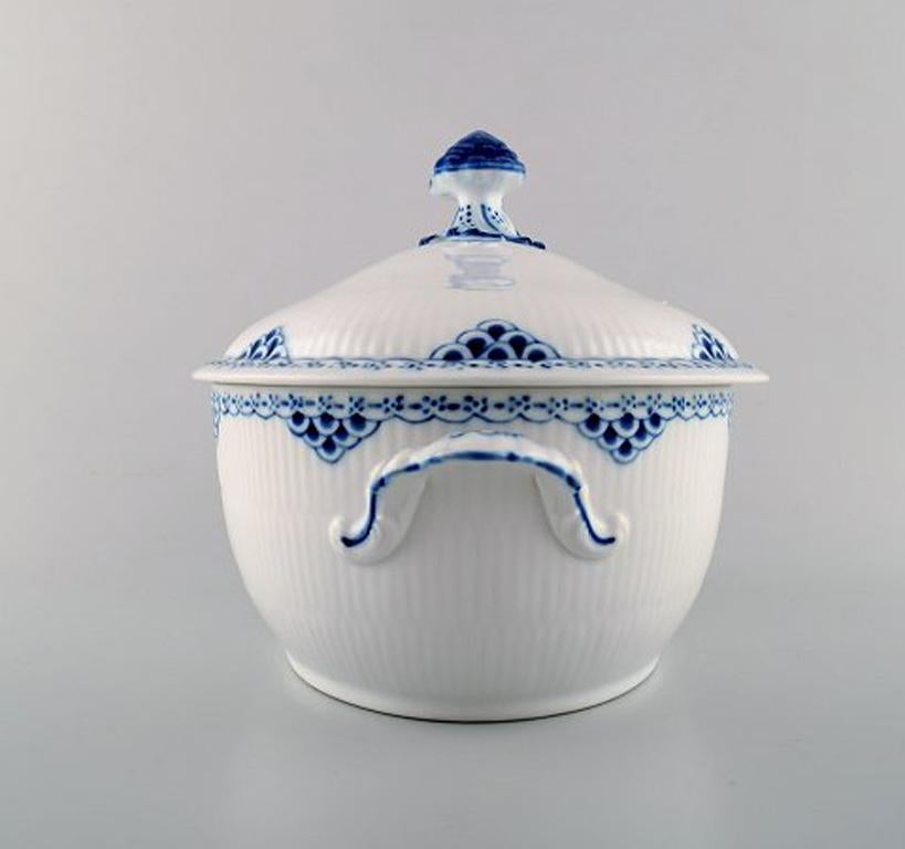 Royal Copenhagen blue painted Princess lidded tureen in porcelain.
Model number 183.
1st factory quality. In perfect condition.
Measures: 31 x 21 x 19.5 cm.