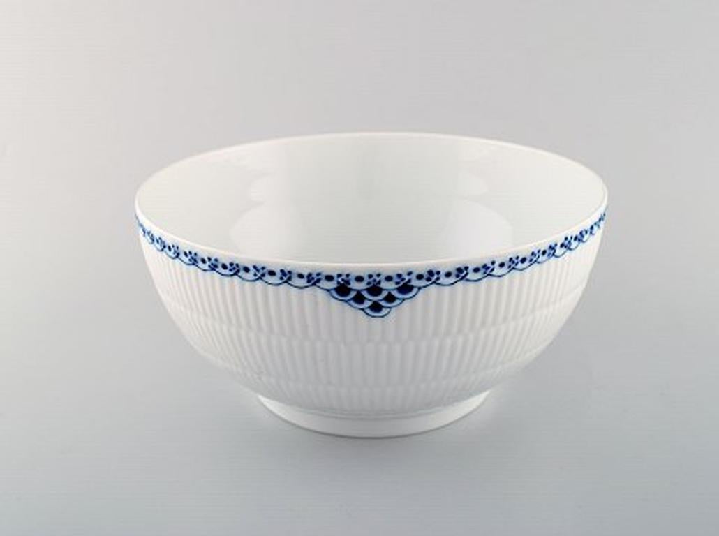Royal Copenhagen blue painted Princess salad bowl in porcelain. 
Model number 579.
1st factory quality. In perfect condition.
Measures: 24 x 11.5 cm.