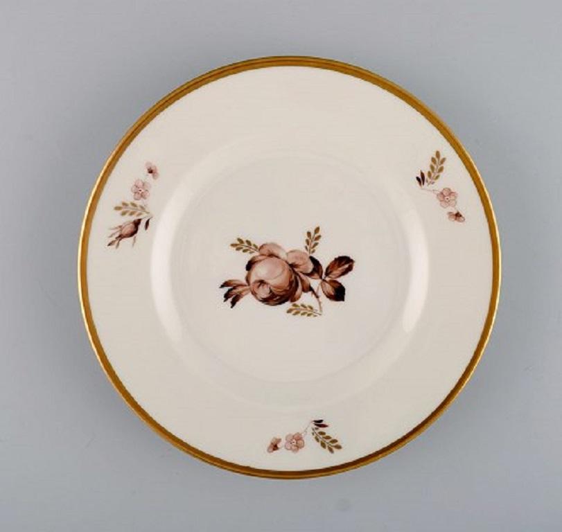 Royal Copenhagen brown rose coffee service for six people, 1960s.
Consisting of six coffee cups with saucers, six plates, two candlesticks, butter pad and small vase.
The coffee cup measures: 7 x 6 cm.
Saucer diameter: 12.7 cm.
Plate diameter: