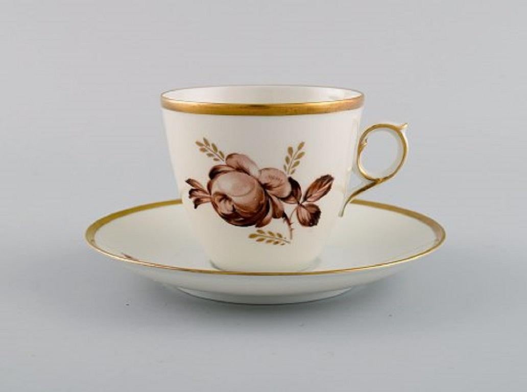 Royal Copenhagen brown rose coffee service for twelve people,
1960s / 70s.
Consisting of twelve coffee cups with saucers and twelve plates.
The cup measures: 7 x 6 cm.
Saucer diameter: 12.8 cm.
Plate diameter: 17 cm.
In excellent