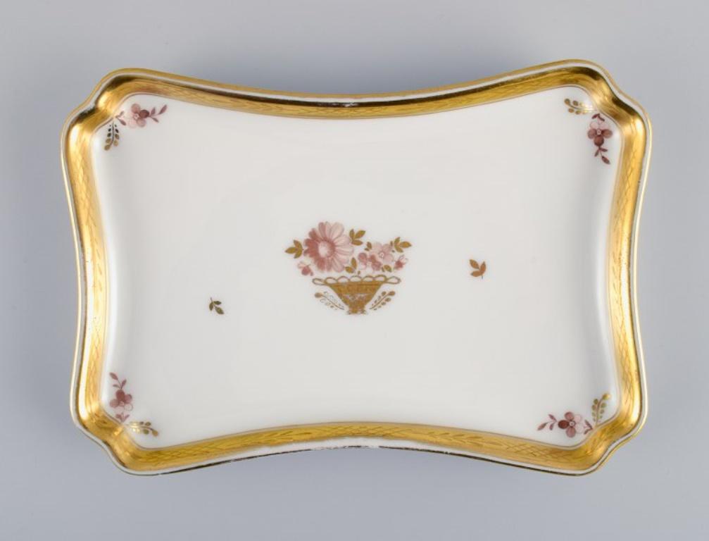 Royal Copenhagen. Brown Rose. Serving tray and a cake plate.
Model number 688/9025
Model number 595/9231
Approx. 1930.
Marked.
First factory quality.
Perfect condition.
Dimensions of the tray: L 23.0 x D 14.5 x H 3.0 cm.
Dimensions of cake