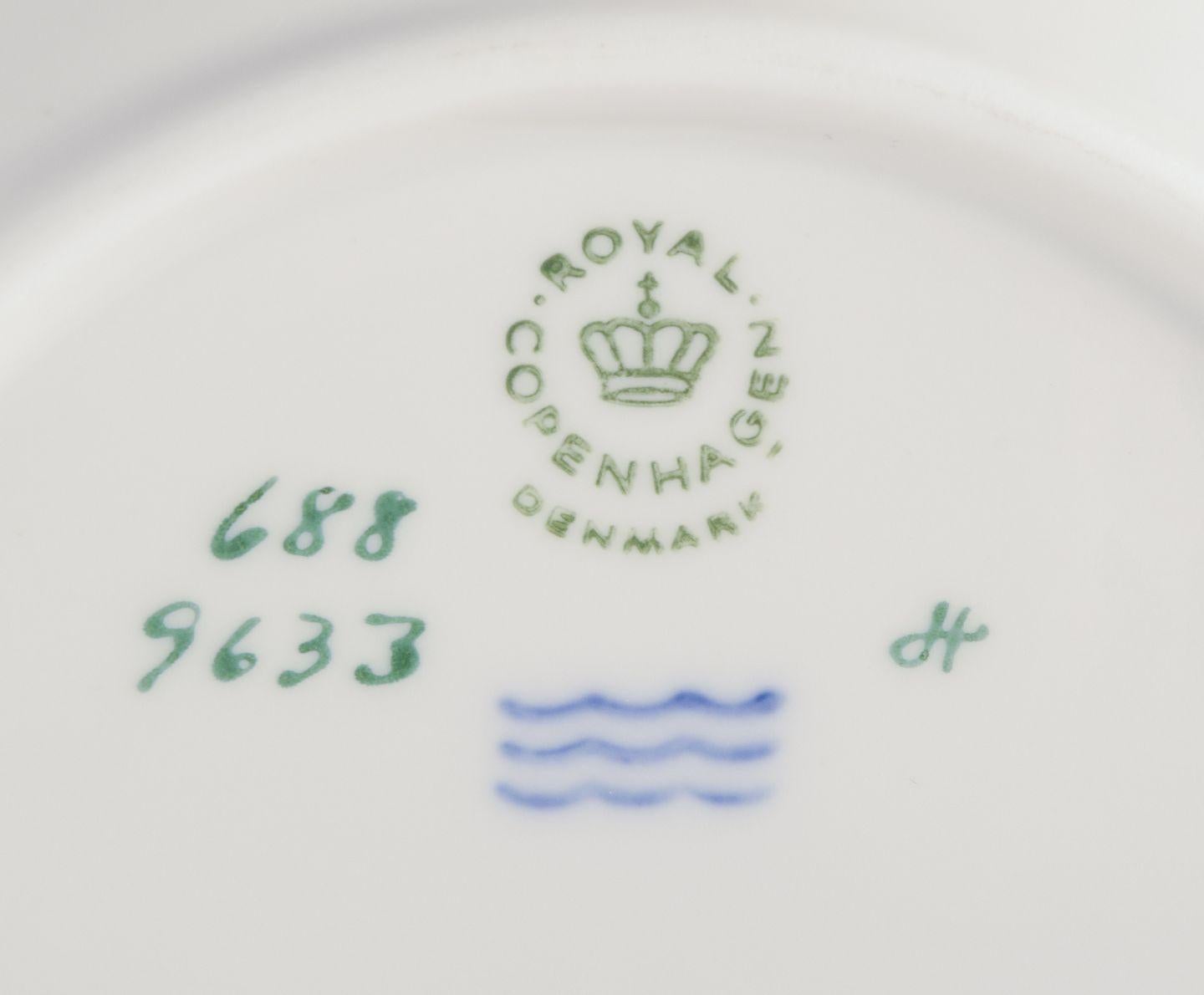 Metà XX secolo Royal Copenhagen Brown Rose. Set of twelve cake plates in porcelain. in vendita