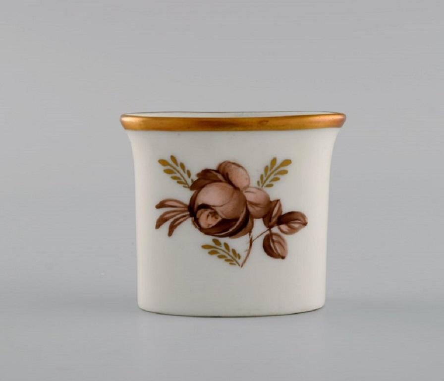 Royal Copenhagen brown rose. Two vases and four butter pads in hand-painted porcelain with flowers and gold edge. 1940s.
The vases measure: 7 x 6 cm.
Butter pad diameter: 7.5 cm.
Stamped.
In excellent condition.
1st Factory quality.